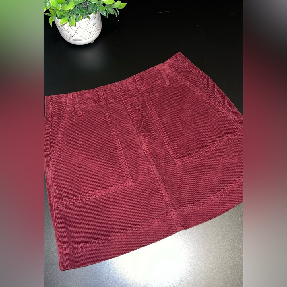 BDG by Urban Outfitters wine Color Corduroy Skirt w/pockets Size Medium EUC